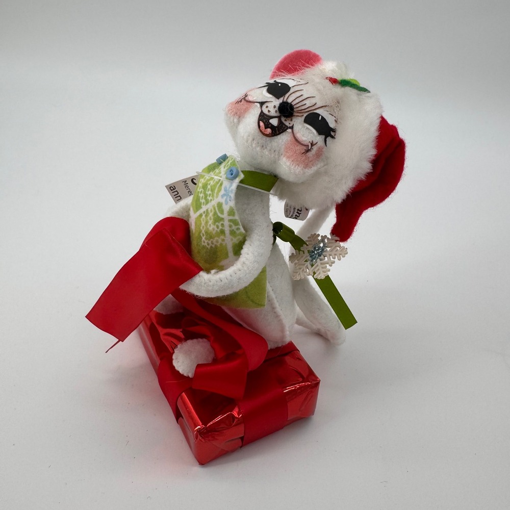 Annalee Christmas Snowflake Mouse Plush on Giftbox Holiday Decor Shelf Sitter 6"